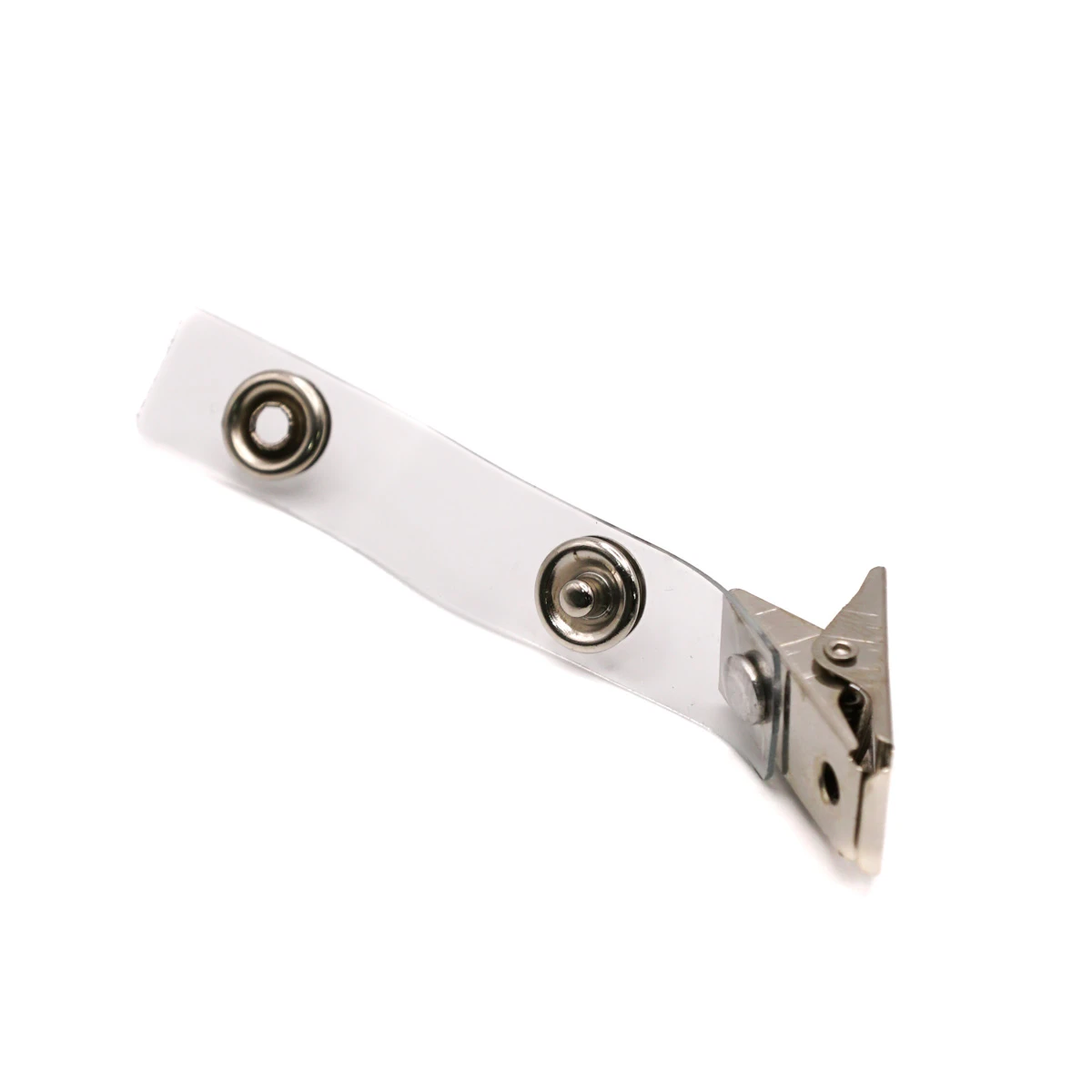 Ein silberner Krokodilclip aus Metall auf rein weißem Hintergrund mit einem flach ausgebreiteten, transparenten Kunststoffband aus recyceltem PVC. Auf dem durchsichtigen Band sind die beiden metallenen Teile des geöffneten Druckknopfs deutlich zu erkenne…