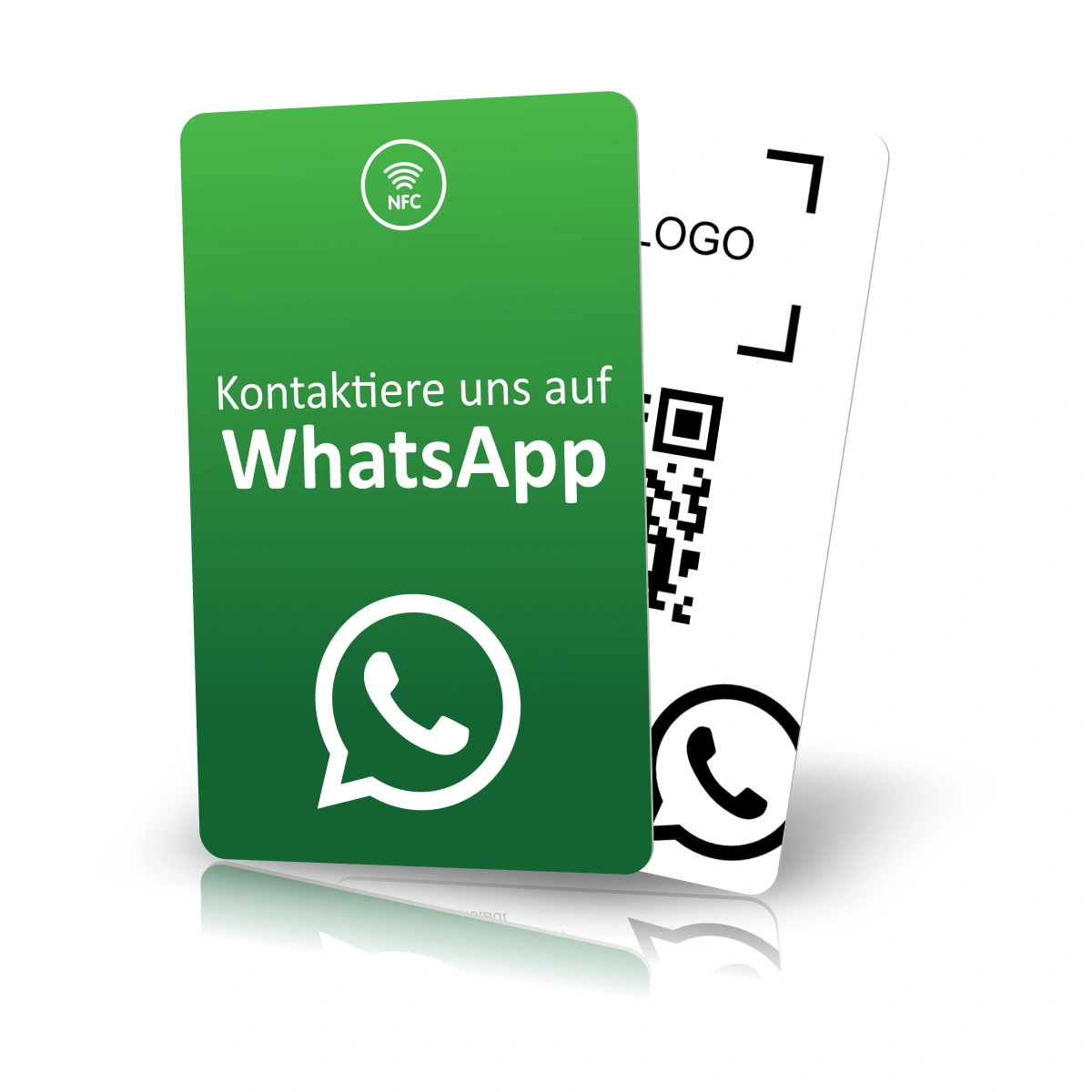 Eine grüne Karte mit NFC-Symbol, WhatsApp-Logo und der Aufschrift «Kontaktiere uns auf WhatsApp» steht leicht versetzt vor einer weissen Karte mit QR-Code und Logobereich vor weissem Hintergrund.