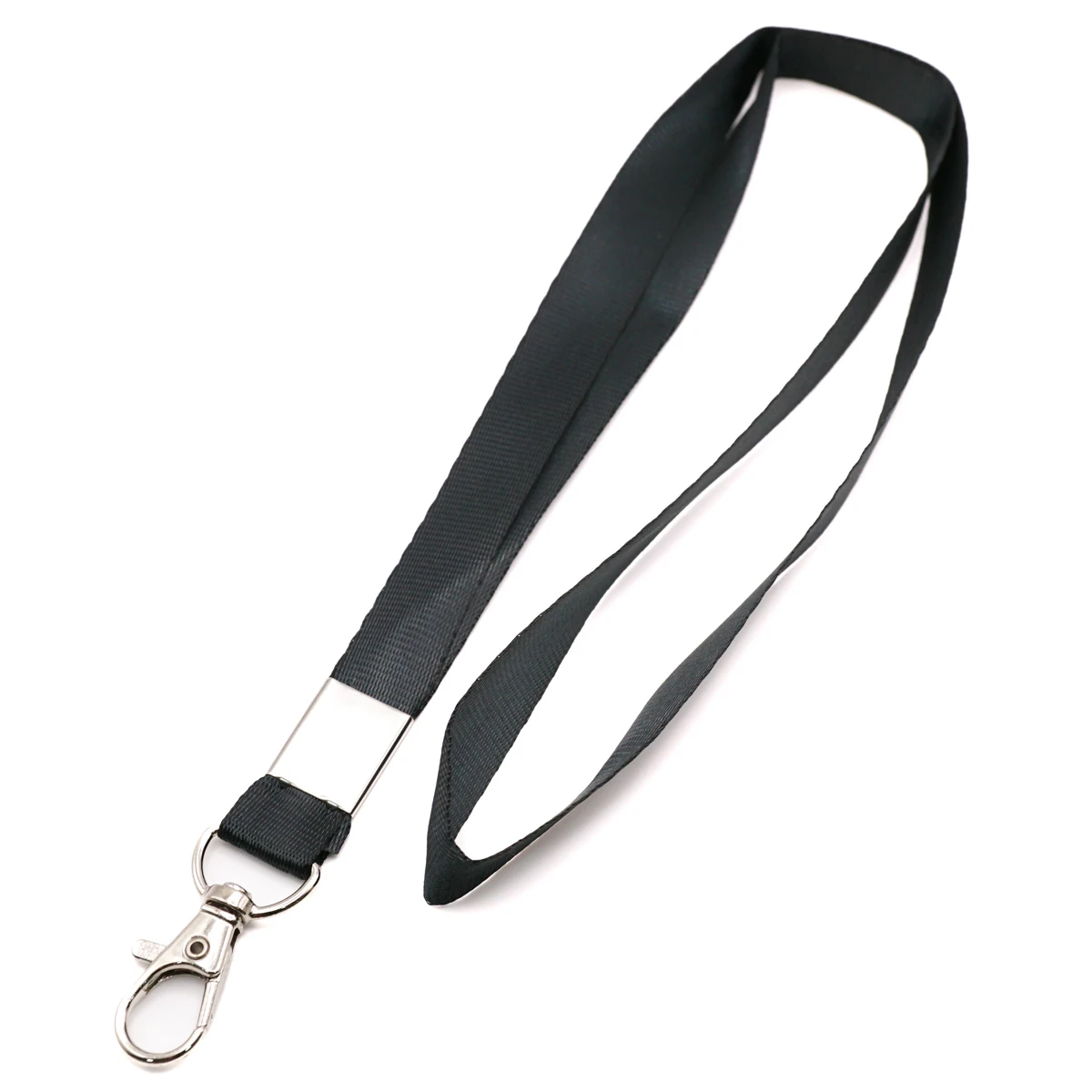 Ein flaches, schwarzes Schlüsselband mit Metallklemme und drehbarem Metallkarabiner, freigestellt auf weissem Hintergrund.