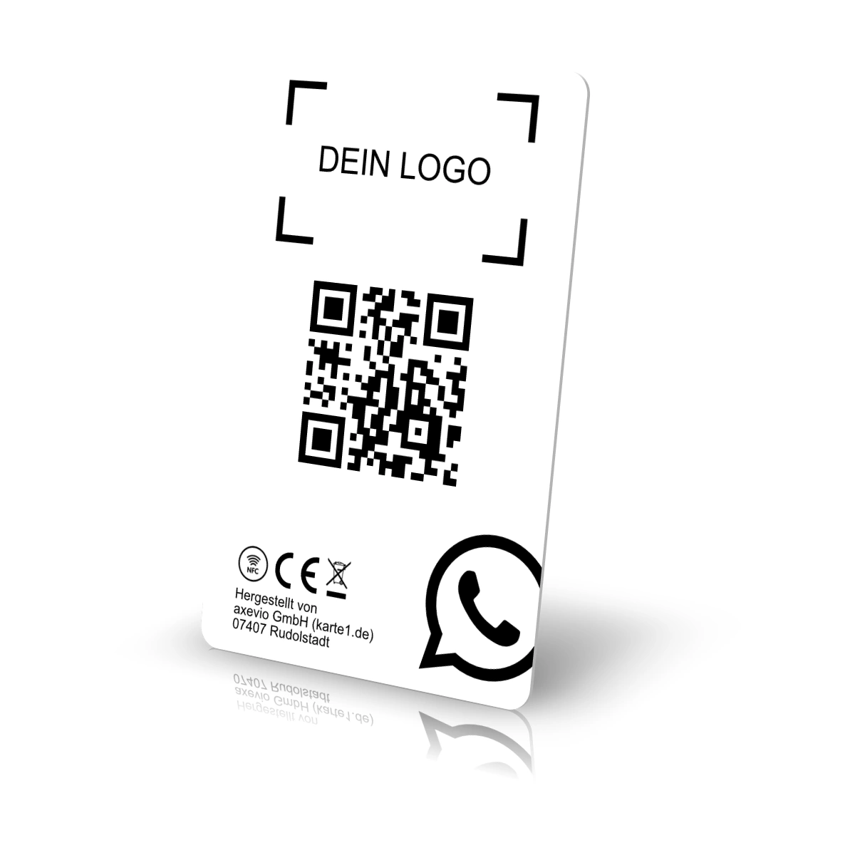 Aufrecht stehende weisse Karte von der Rückseite mit einem QR-Code in der Mitte und einem Platzhalter für ein Logo. Unten befinden sich das WhatsApp-Symbol, Kennzeichnungen und Herstellerangaben auf weissem Hintergrund.