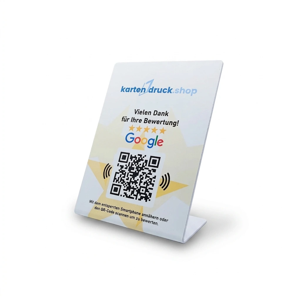 Schrägansicht eines weissen L-förmigen PVC-Aufstellers im Format DinA6 vor weissem Hintergrund. Die Vorderseite ist bedruckt mit einem Firmenlogo, dem Text «Vielen Dank für Ihre Bewertung!», Sternen, dem Google-Schriftzug und einem zentralen QR-Code mit…