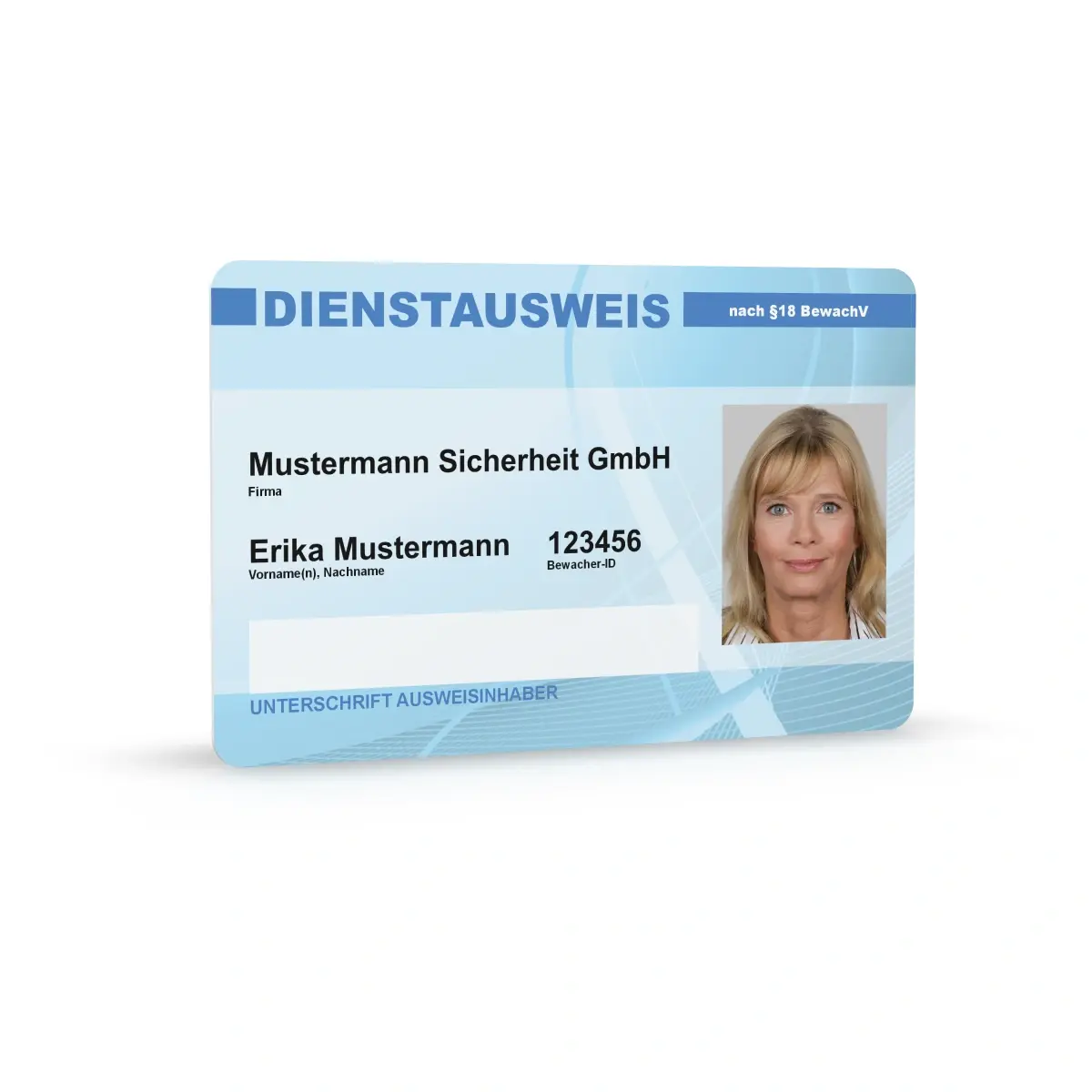 Leicht schräg gestellter blauer Dienstausweis für Sicherheitsunternehmen auf weissem Hintergrund. Die Vorderseite zeigt Beispielfelder für Firma, Name, Bewacher-ID, ein Passfoto und ein Unterschriftsfeld.