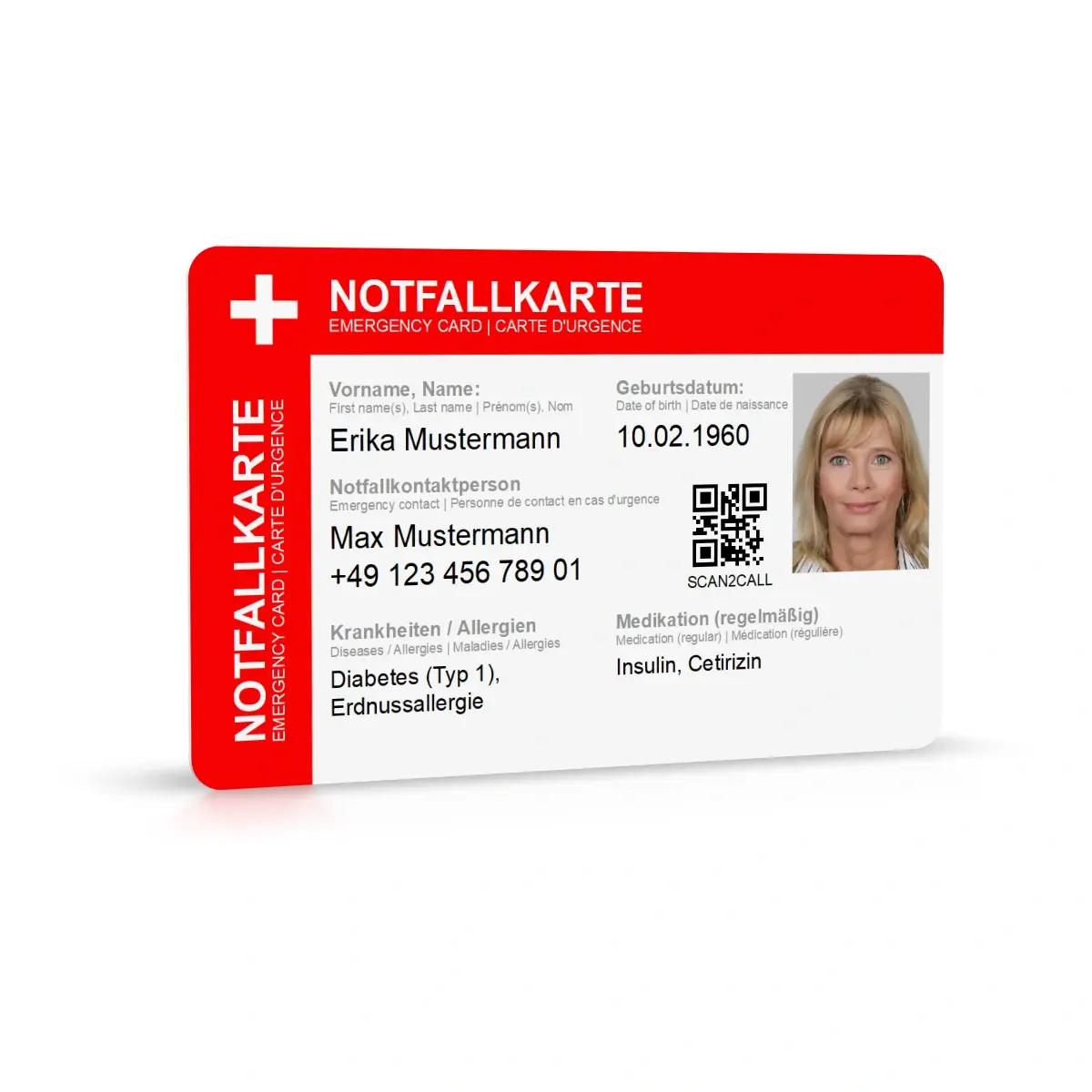 Aufrecht stehende, angewinkelte Notfallkarte mit roten Rahmen und medizinischen Informationen wie Name, Geburtsdatum, Notfallkontakt, sowie Krankheiten und Medikamenten inklusive Bild