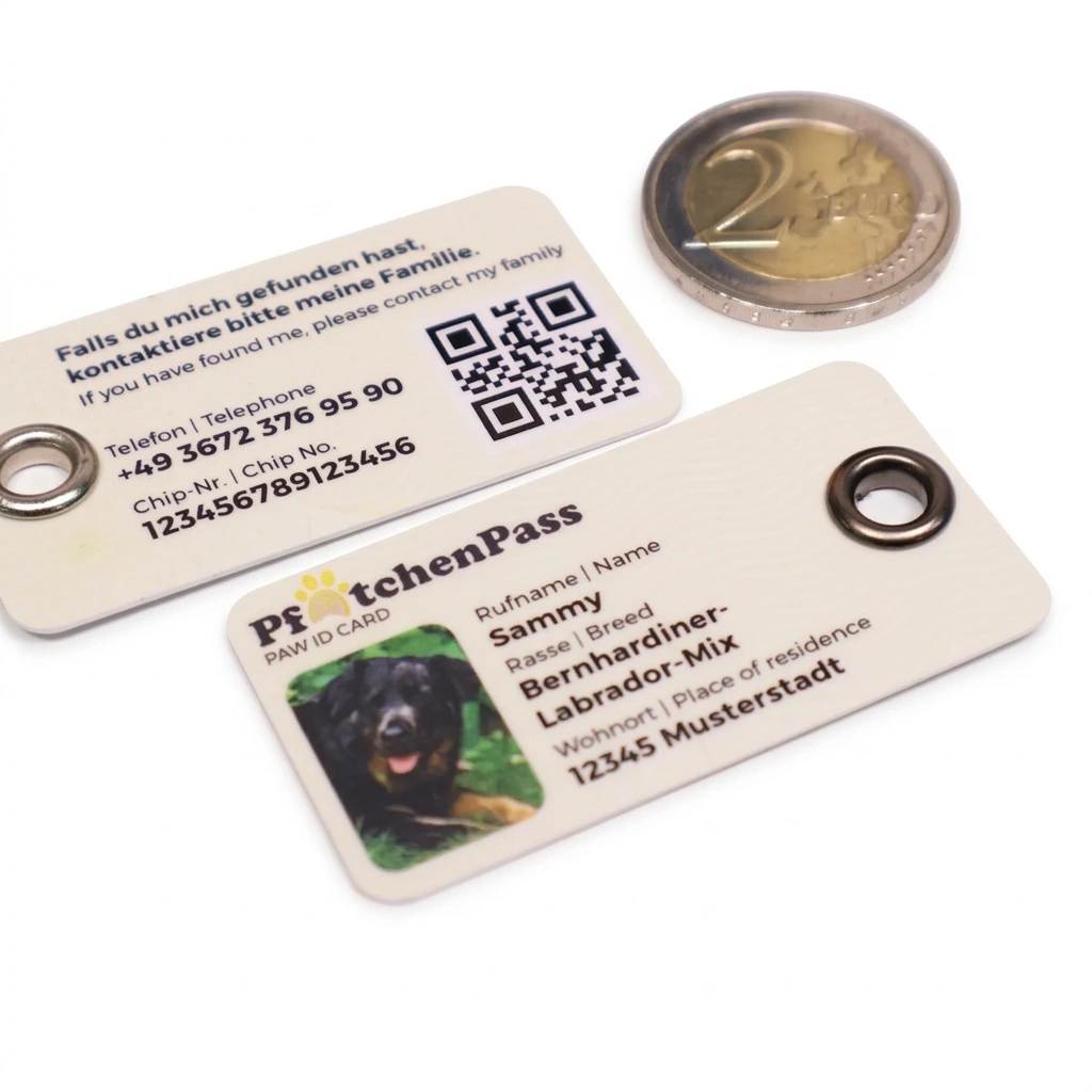 Zwei kleine Ausweisanhänger zeigen beispielhaft Vorder- und Rückseite mit Tierfoto, Steckbriefdaten, Notfalltelefonnummer und QR-Code. Daneben liegt eine 2-Euro-Münze zum Grössenvergleich auf weissem Grund.