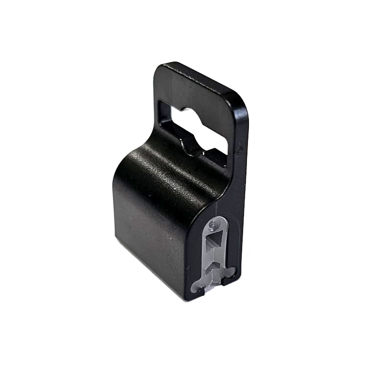 Ein schwarzer Karten-Gripper (Kartenhalter-Klemme) auf weißem Hintergrund in perspektivischer Schrägansicht. Oben befindet sich eine Eurolochung/Langlochstanzung zur Befestigung an Clips, Lanyards oder Jojos; an der Unterseite ist der graue Innen-Klemmme…