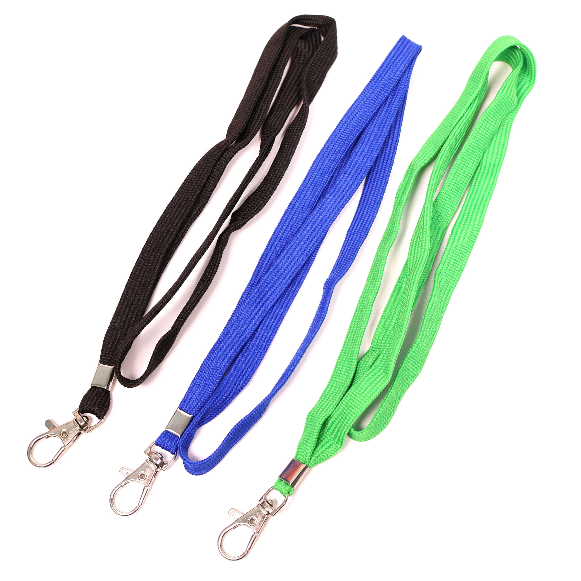 Drei Schlauchband-Schlüsselbänder in den Farben Schwarz, Blau und Grün liegen nebeneinander auf weissem Hintergrund. Jedes Lanyard ist mit einer Metallklemme und einem silberfarbenen Karabinerhaken ausgestattet.