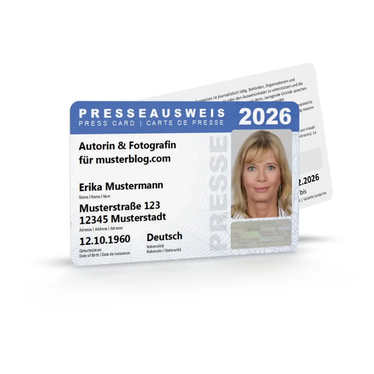 Ein personalisierter Presseausweis für das Jahr 2026 im Scheckkartenformat mit blau-weissem Design, Passfoto, Sicherheits-Hologramm und mehrsprachiger Beschriftung. Dahinter ist leicht versetzt die Rückseite der Karte auf weissem Hintergrund zu sehen.