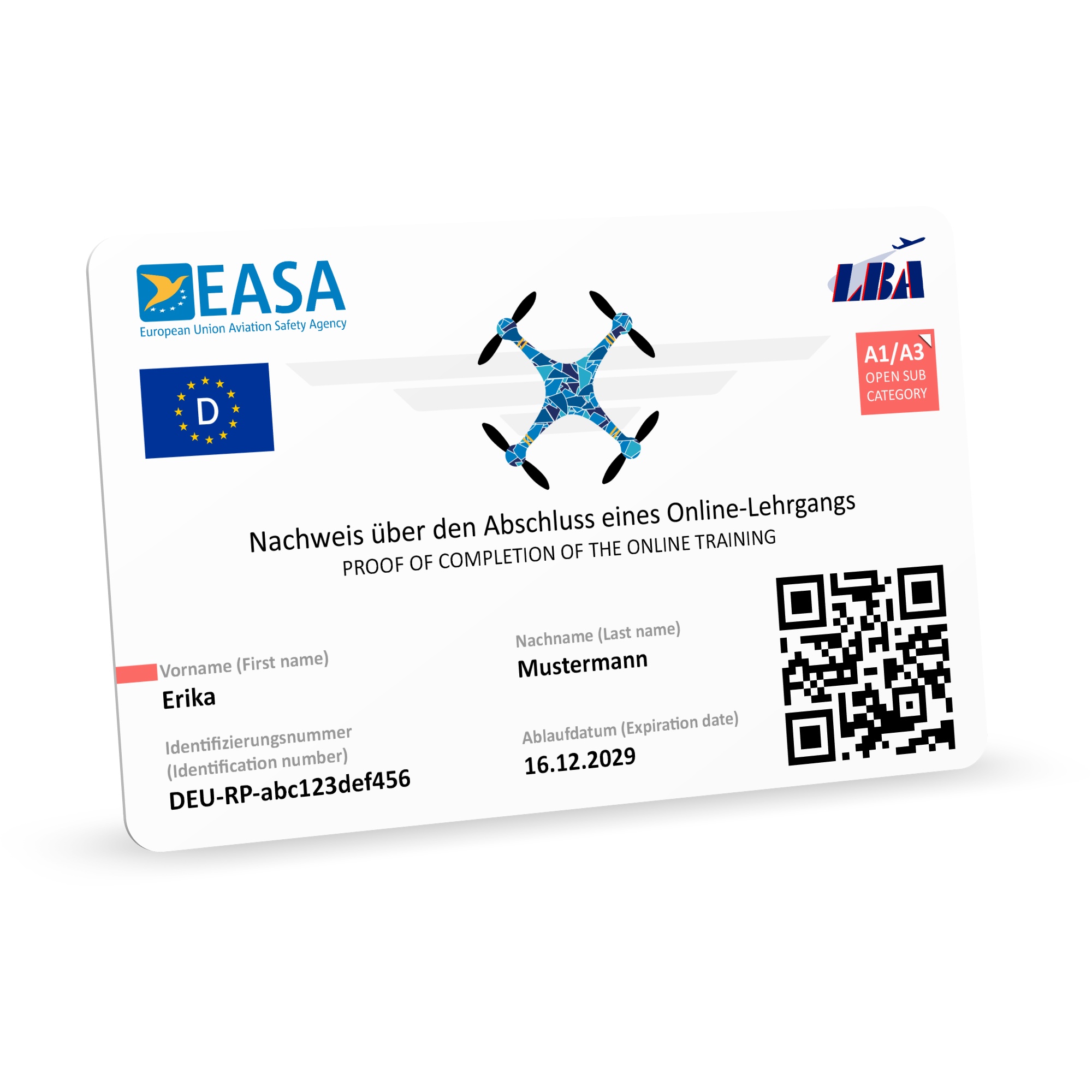 Einzelansicht einer weißen PVC-Plastikkarte des EU-Drohnenführerscheins für Deutschland im ISO 7810 (ID-1) Format auf weißem Hintergrund. Bedruckt mit EASA-Logo, deutscher Flagge, LBA-Logo, Kategorie A1/A3, Quadrocopter-Illustration, Inhaber-Daten und QR…