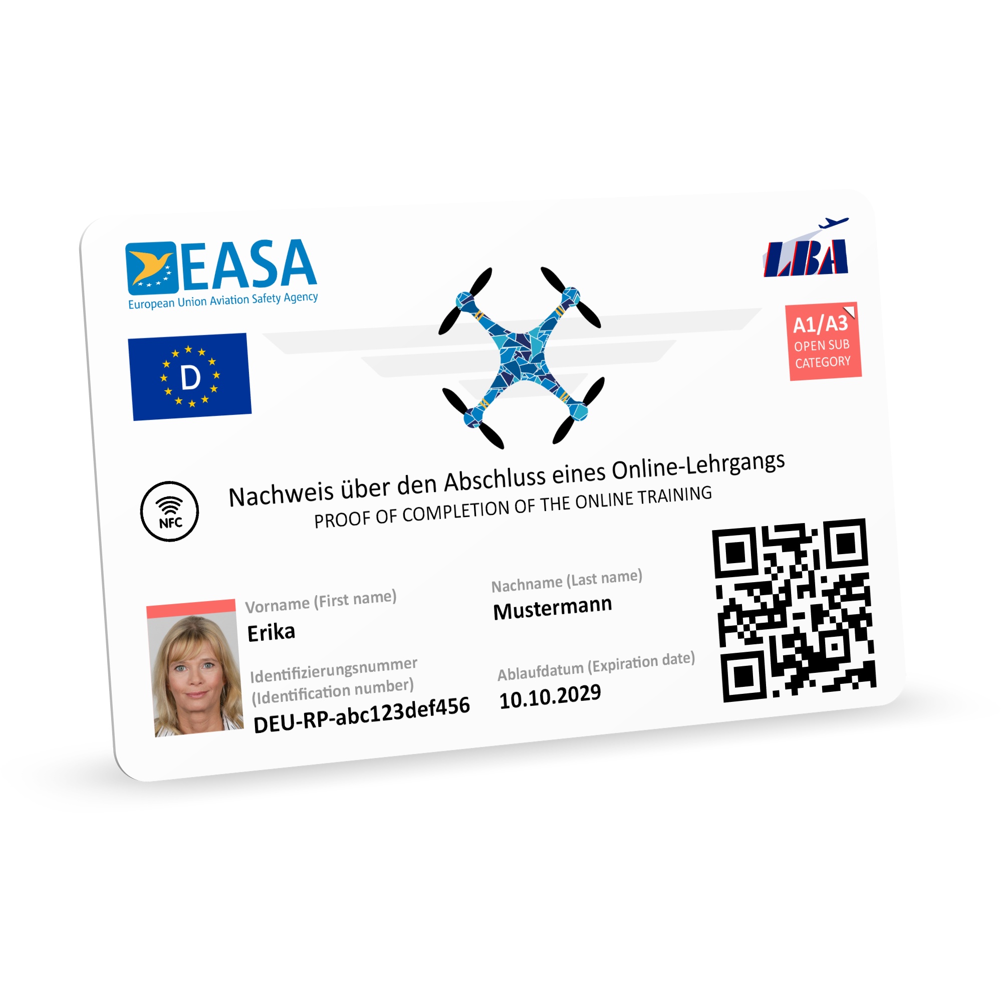 Einzelansicht der weißen Smart-NFC Plastikkarte des EU-Drohnenführerscheins im ISO 7810 (ID-1) Scheckkartenformat auf weißem Hintergrund. Die Karte zeigt ein Inhaberfoto unten links, EASA- und LBA-Logo, die Kategorie A1/A3, ein NFC-Icon sowie einen vergr…