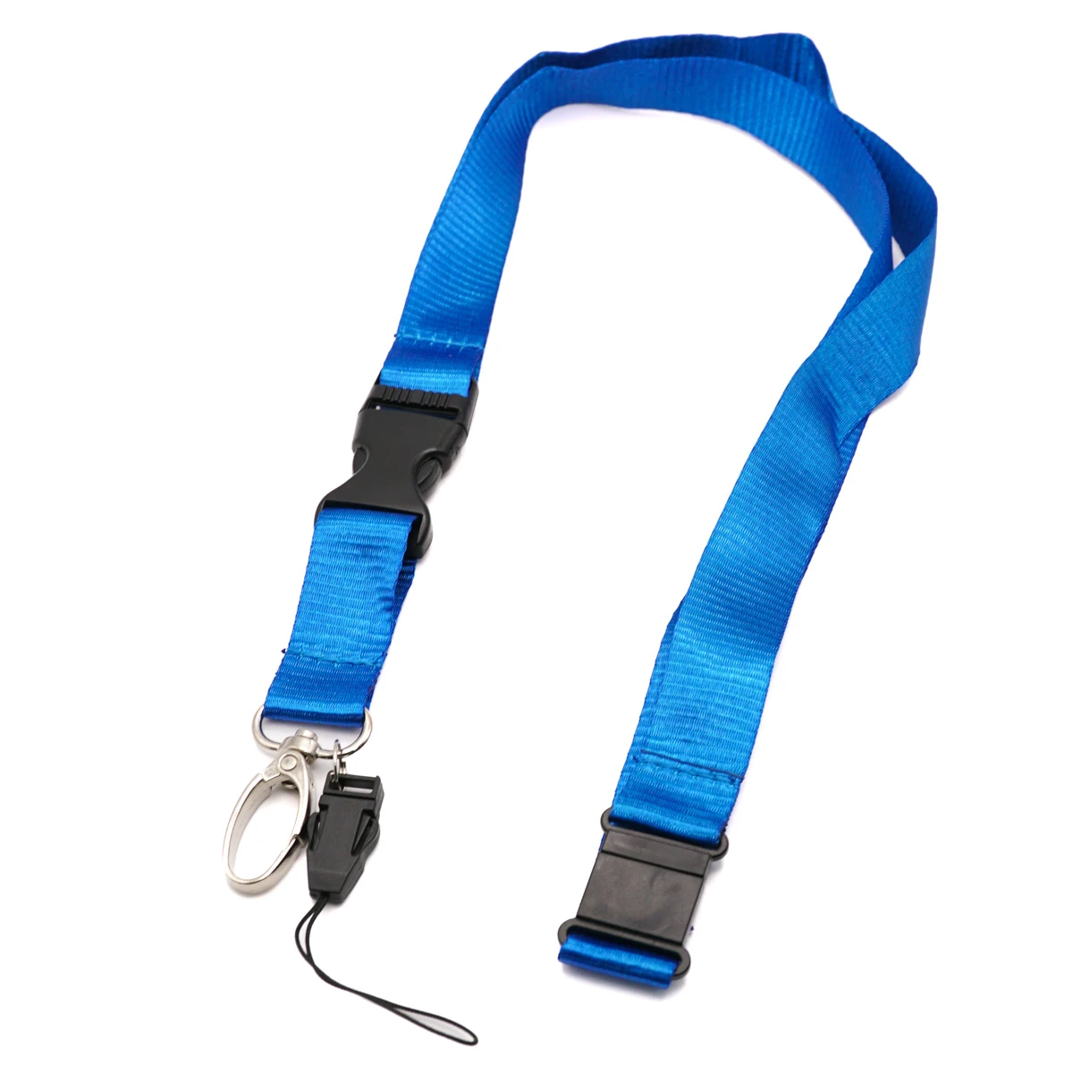 Flaches, blaues Umhängeband mit abnehmbarer Steckschnalle, Sicherheitsverschluss, Metallkarabiner und kleiner Schlaufenschnur auf weissem Hintergrund.