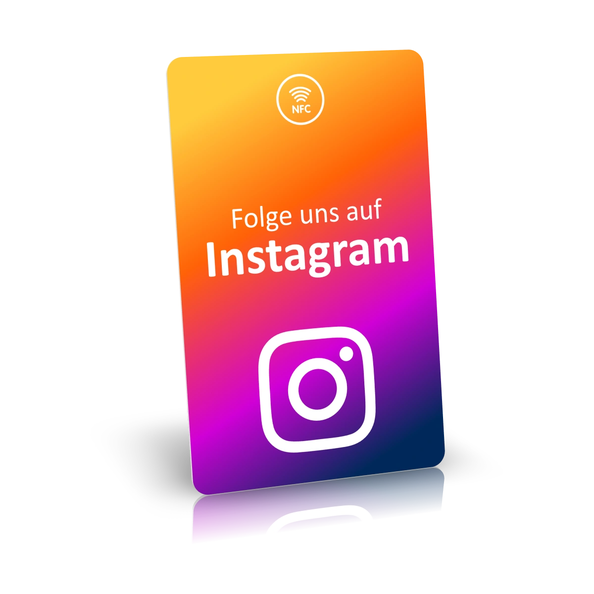 Vorderseite einer aufrecht stehenden NFC-Followkarte mit Farbverlauf in Gelb, Magenta und Dunkelblau. Zu sehen sind ein NFC-Symbol oben, der weisse Schriftzug «Folge uns auf Instagram» und das Instagram-Logo.