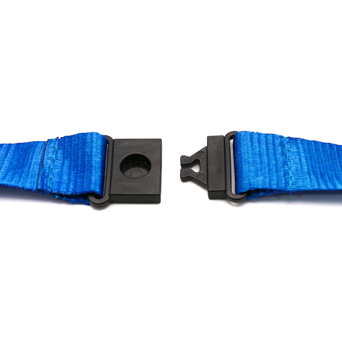 Nahaufnahme des geöffneten schwarzen Sicherheitsverschlusses aus Kunststoff an den Enden des blauen Flachbands. Vor weissem Hintergrund.