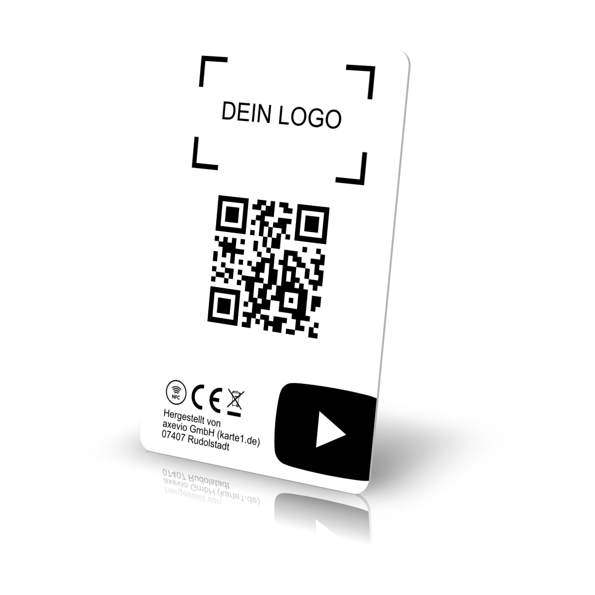 Die weisse Rückseite der YouTube-NFC-Followkarte steht leicht schräg auf weissem Untergrund. Zu sehen sind ein Platzhalter für ein individuelles Logo, ein grosser QR-Code, Herstellerangaben sowie ein schwarzes YouTube-Icon.