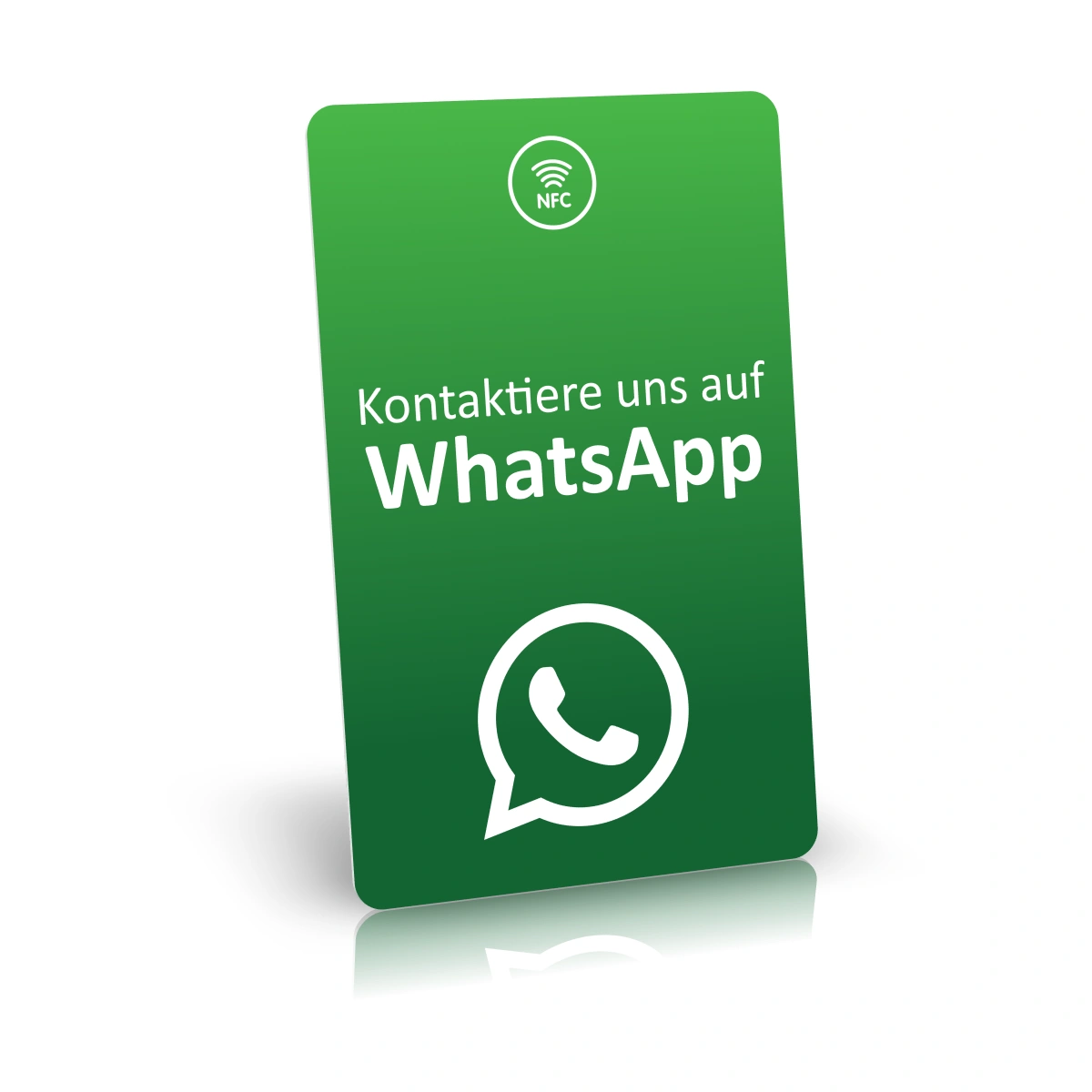 Vorderansicht einer aufrecht stehenden, grünen NFC WhatsApp Karte auf weissem Hintergrund mit Spiegelung. Zu sehen sind oben ein NFC-Symbol, mittig der Schriftzug «Kontaktiere uns auf WhatsApp» und darunter das WhatsApp-Logo in Weiss.