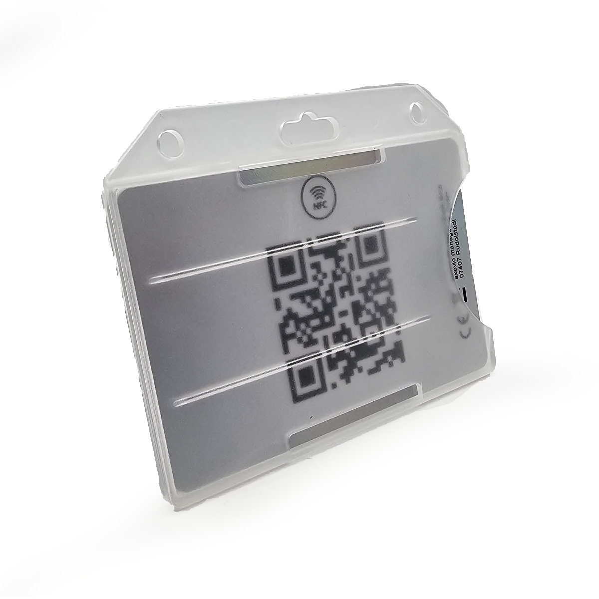Transparenter, gefrosteter Kartenhalter im Querformat mit Ausstanzungen an der Oberseite, schräg von vorn auf weissem Hintergrund. Im Halter befindet sich eine Karte mit sichtbarem QR-Code und NFC-Symbol.