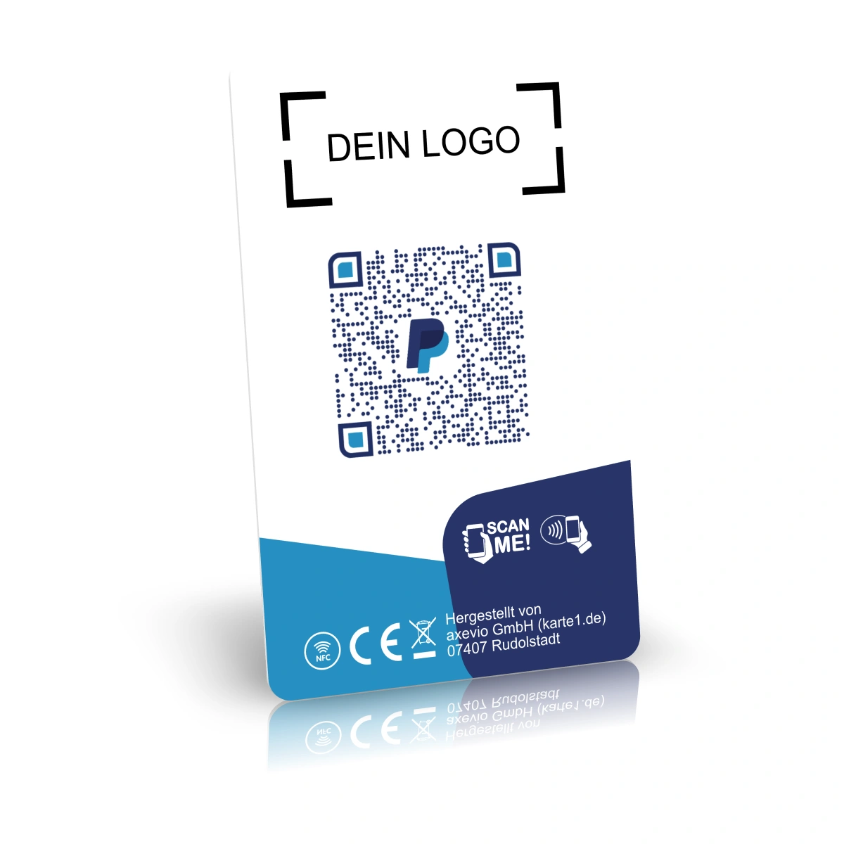 Dreidimensionale Ansicht der weissen Kartenrückseite mit einem Platzhalter für ein Logo, einem zentralen PayPal-QR-Code sowie Hinweisen zu Scan und NFC im blau abgesetzten unteren Bereich.