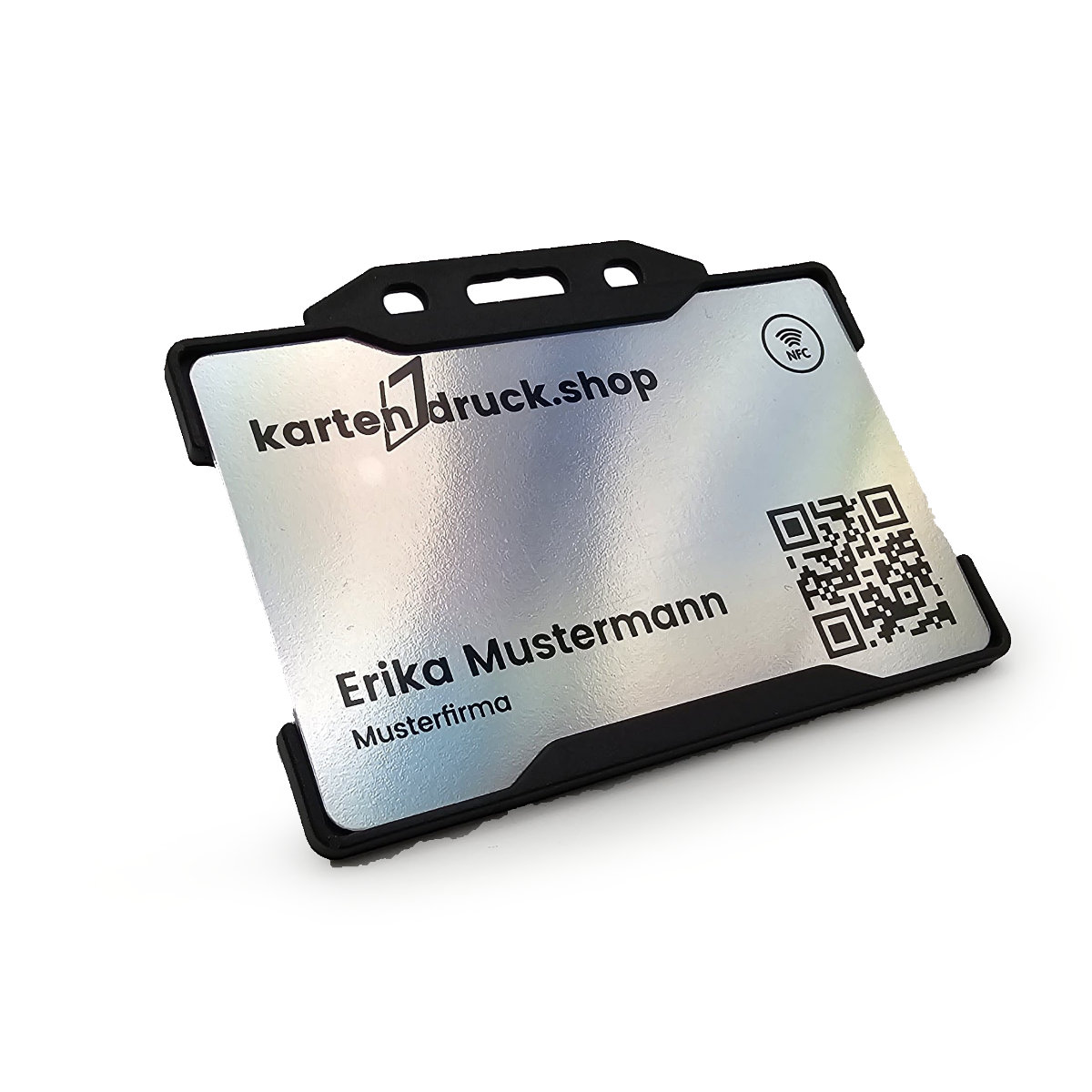 Ein offener schwarzer Kartenhalter im Querformat mit einer eingeschobenen silberfarbenen Musterkarte auf weissem Hintergrund. Die Karte zeigt den Aufdruck kartendruck.shop, den Namen Erika Mustermann und einen QR-Code.