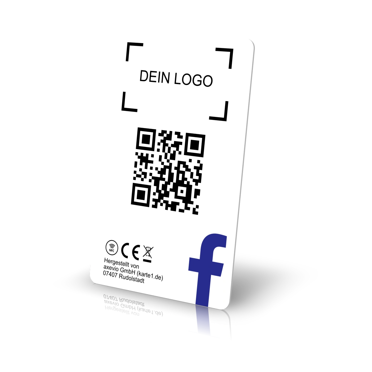 Die weisse Rückseite der aufrecht stehenden NFC-Followkarte für Facebook zeigt einen Platzhalter für ein individuelles Logo, einen grossen QR-Code sowie das blaue Facebook-Logo unten rechts. Links unten sind das NFC-Symbol, Konformitätszeichen und Herste…