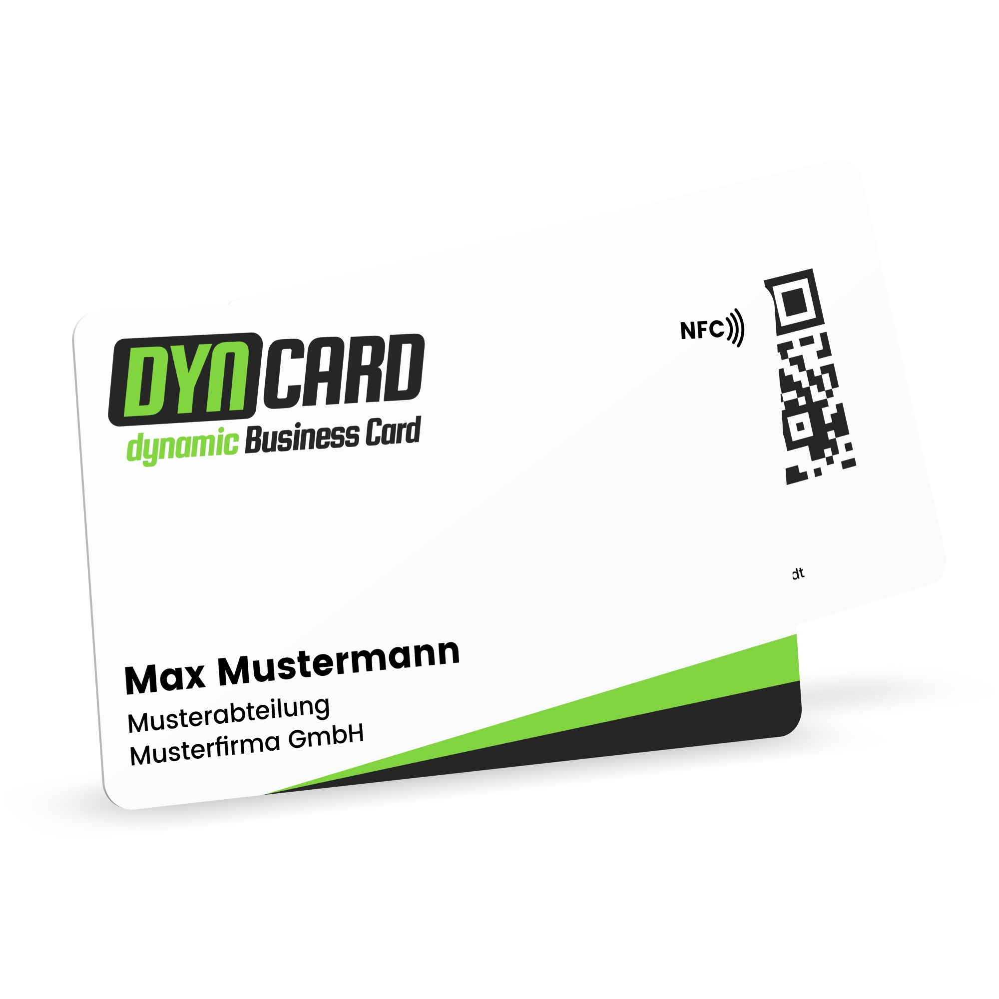 Eine weisse digitale Visitenkarte aus Kunststoff mit abgerundeten Ecken, schräg dargestellt auf weissem Hintergrund. Auf der Vorderseite sind das DYNCARD-Logo, ein QR-Code, ein NFC-Symbol sowie Muster-Kontaktdaten aufgedruckt.