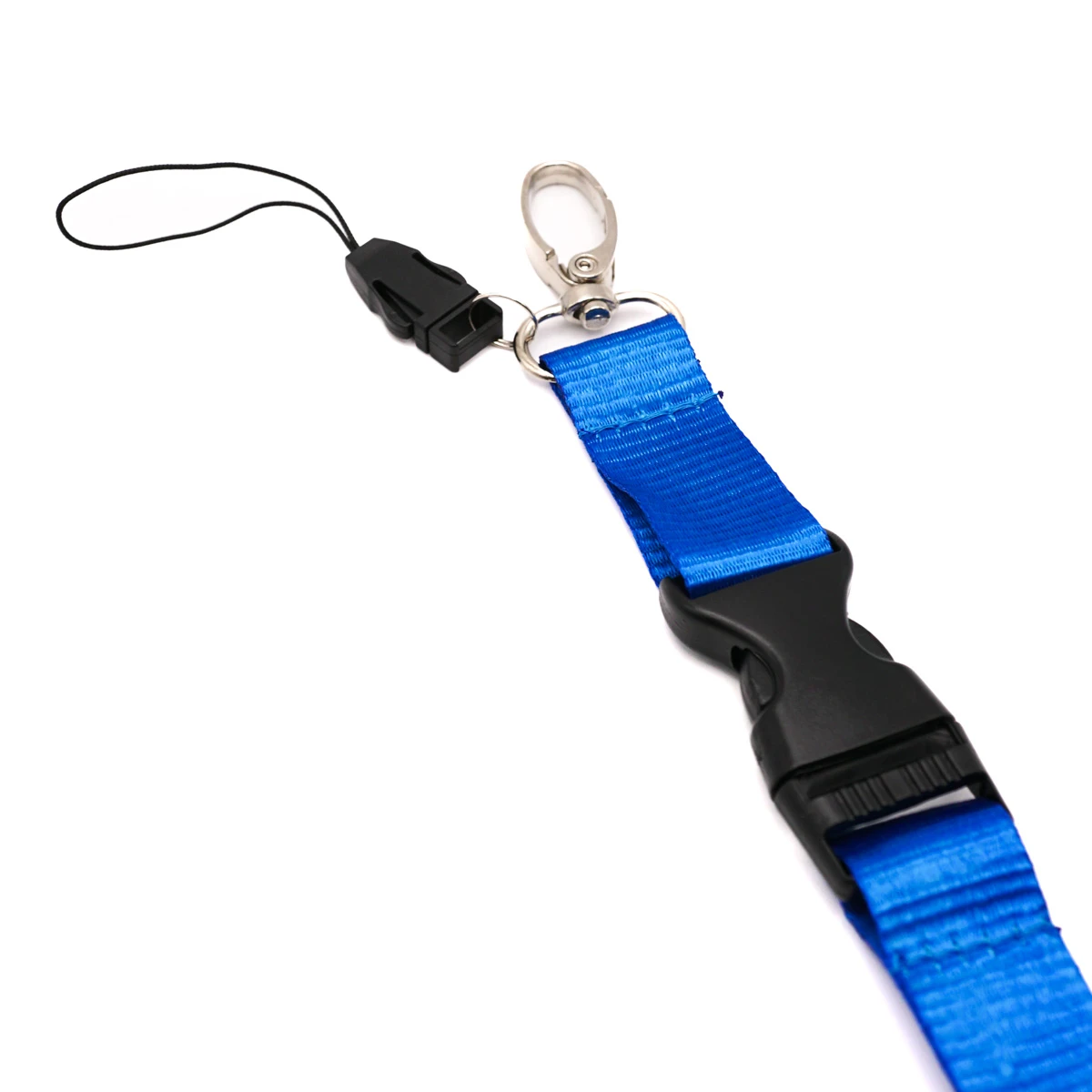 Detailaufnahme des blauen Flachband-Schlüsselbands vor weissem Hintergrund. Zu sehen sind der silberne Metallkarabiner, die schwarze Schlaufenschnur und die schwarze Kunststoffschnalle.