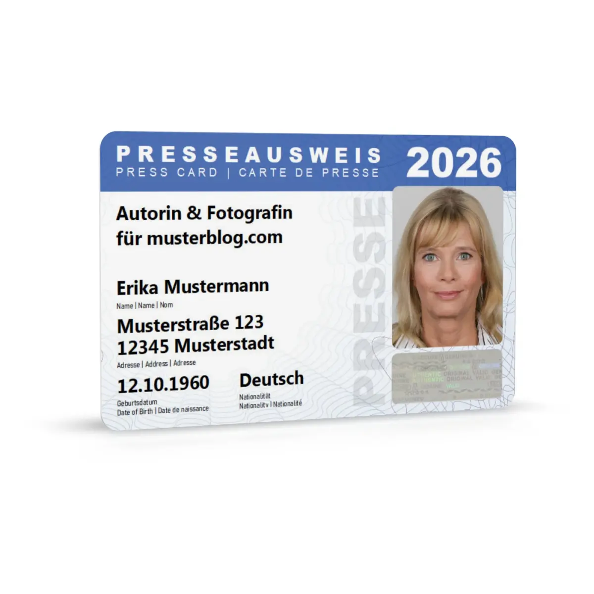 Schrägansicht der Vorderseite eines mehrsprachigen Presseausweises für 2026 mit Musterdaten, Porträtfoto und Hologramm auf weissem Hintergrund.