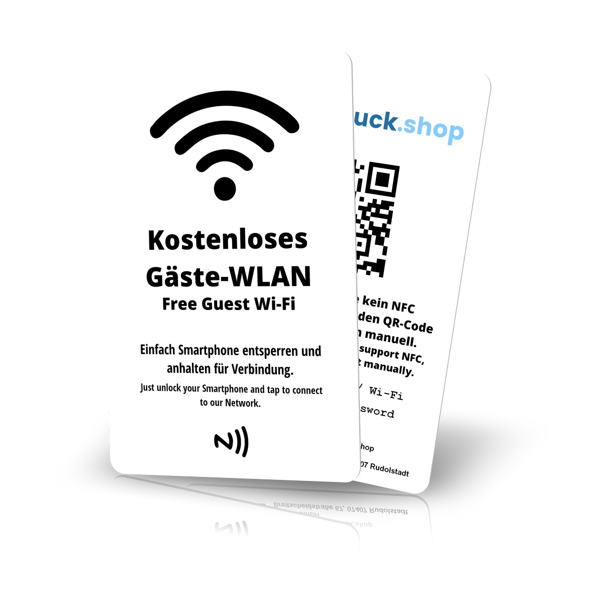 Zwei weisse Gaestekarten fuer WLAN im Hochformat mit abgerundeten Ecken, dargestellt von Vorder- und Rueckseite auf weissem Hintergrund. Die Vorderseite zeigt ein WLAN-Symbol, Hinweistexte und ein NFC-Zeichen, waehrend auf der Rueckseite ein QR-Code abge…