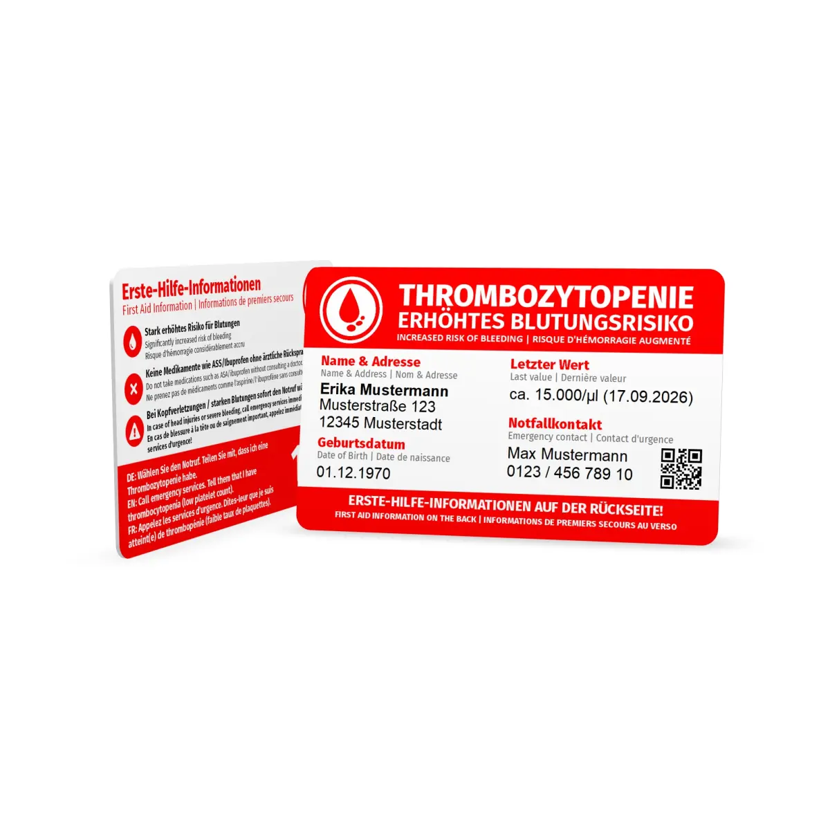 Die rot-weisse Notfallkarte zeigt auf der Vorderseite den Warnhinweis Thrombozytopenie, persönliche Daten, den Thrombozytenwert und einen Notfallkontakt mit QR-Code. Dahinter ist die Rückseite mit mehrsprachigen Erste-Hilfe-Informationen zu sehen.