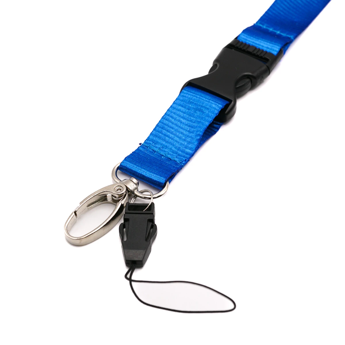 Detailaufnahme des unteren Endes des blauen Lanyards auf weissem Hintergrund. Zu sehen sind die schwarze Steckschnalle aus Kunststoff sowie der silberne Metallkarabiner und die kleine Schlaufenschnur an einem Metallring.