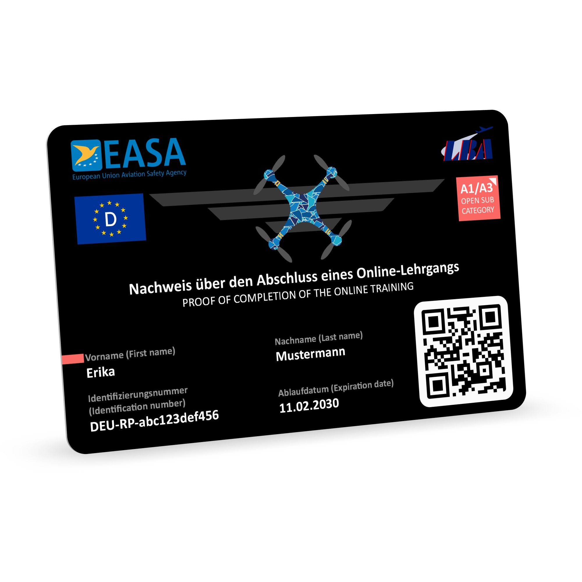 Einzelansicht einer tiefschwarzen PVC-Plastikkarte des EU-Drohnenführerscheins für Deutschland im ISO 7810 (ID-1) Format auf weißem Hintergrund. Bedruckt mit EASA-Logo, deutscher Flagge, LBA-Logo, Kategorie A1/A3, Quadrocopter-Illustration, Inhaber-Daten…