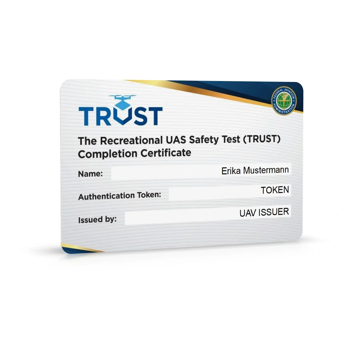 Eine weiss-blaue Plastikkarte mit dem Aufdruck The Recreational UAS Safety Test Completion Certificate, Beispieldaten für Name, Token und Aussteller sowie dem FAA-Logo oben rechts vor weissem Hintergrund.