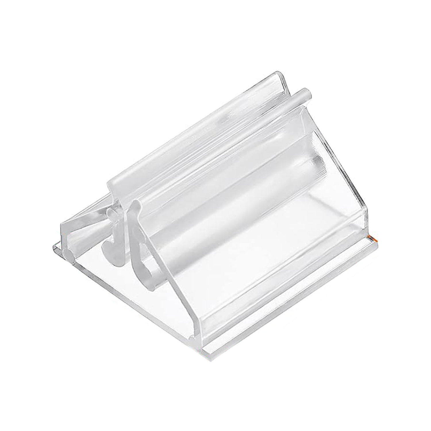 Ein kompakter, transparenter Plastikkartenständer aus PVC mit dreieckigem Profil und Einsteckschlitz, freigestellt auf weissem Hintergrund.
