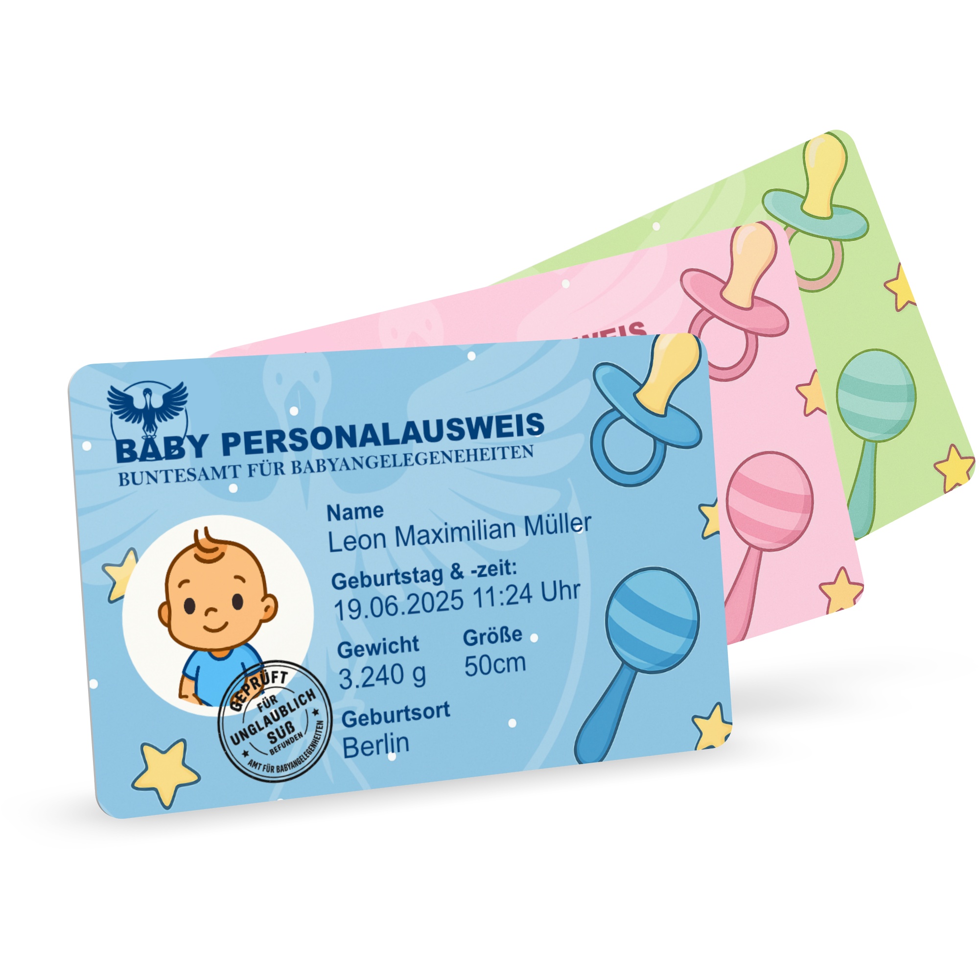 Das Bild zeigt drei hintereinander aufgereihte Plastikkarten des Baybypass. Darauf das Bild (Illustration) eines Baby mit Name, Geburtsdatum und Ort sowie Gewicht und Größe