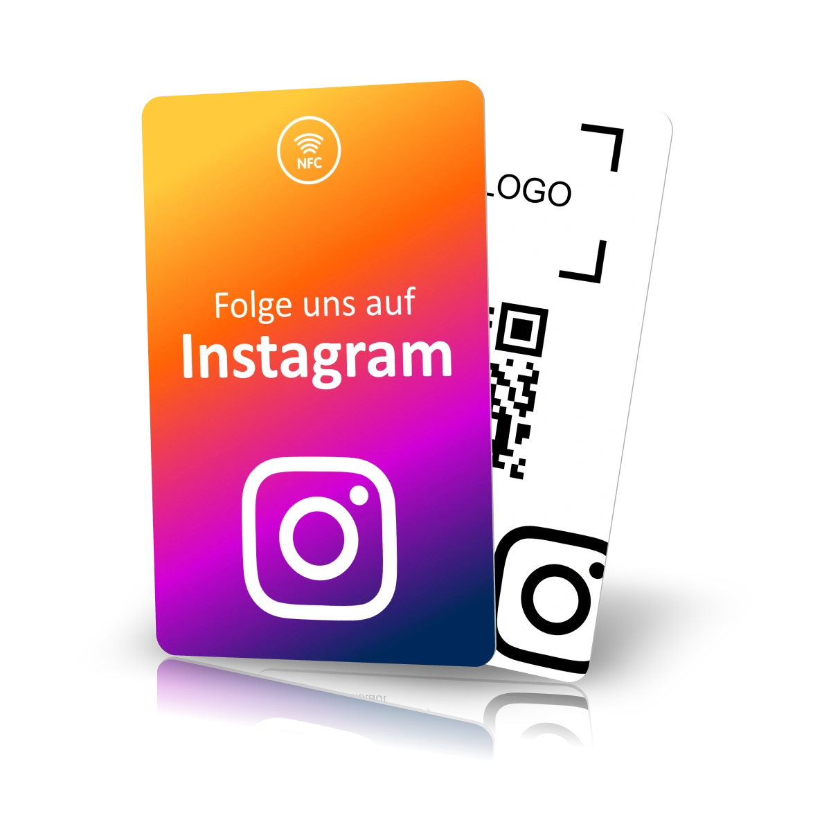 3D-Ansicht zweier NFC-Karten für Instagram mit Spiegelung. Die vordere Karte zeigt den mehrfarbigen Farbverlauf mit Instagram-Logo und Aufschrift «Folge uns auf Instagram», die dahinterstehende weisse Karte einen QR-Code und einen Platzhalter für ein Log…