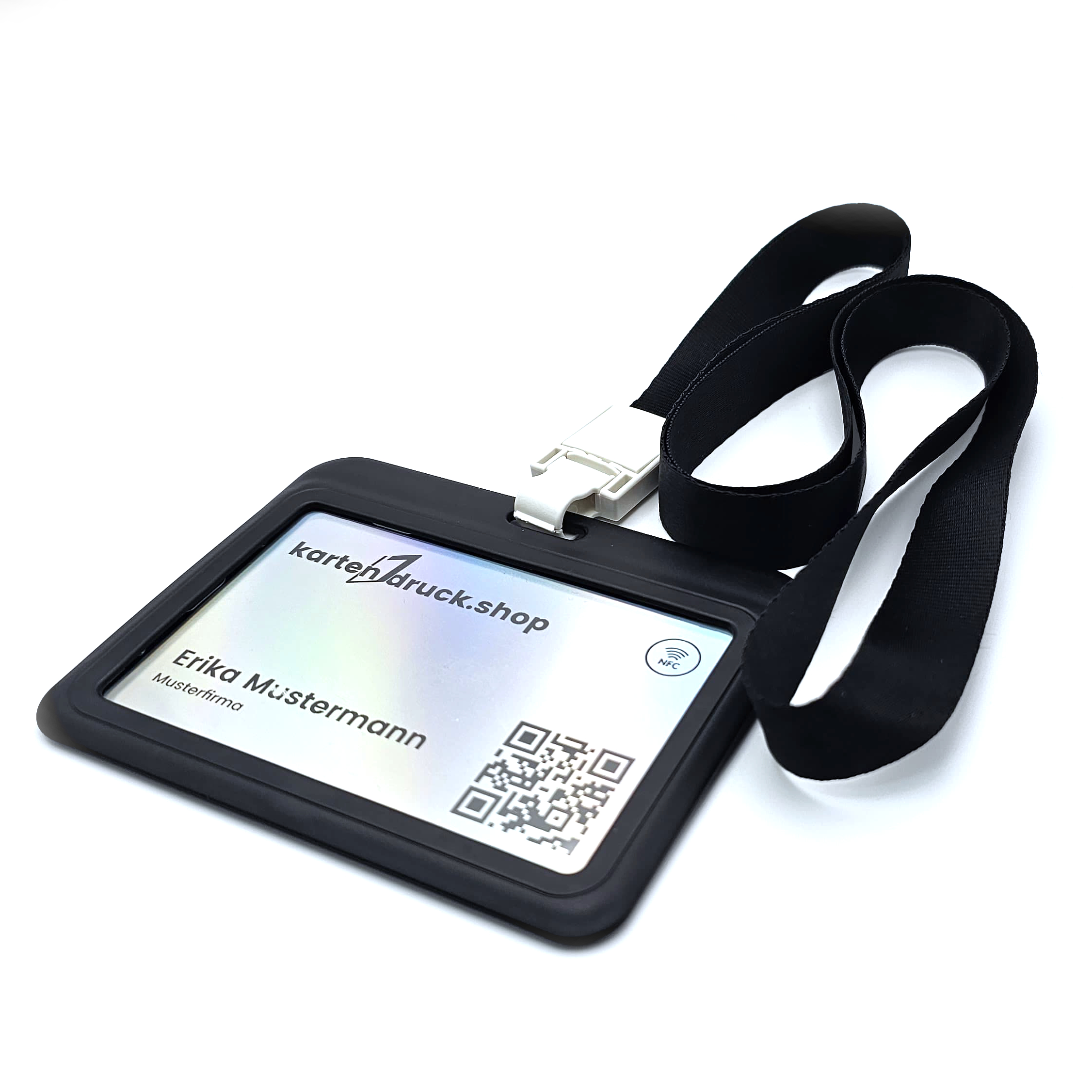 Ein schwarzer Ausweishalter im Querformat mit angebrachtem schwarzen Umhängeband (Lanyard) und weißem Plastikclip auf rein weißem Hintergrund.