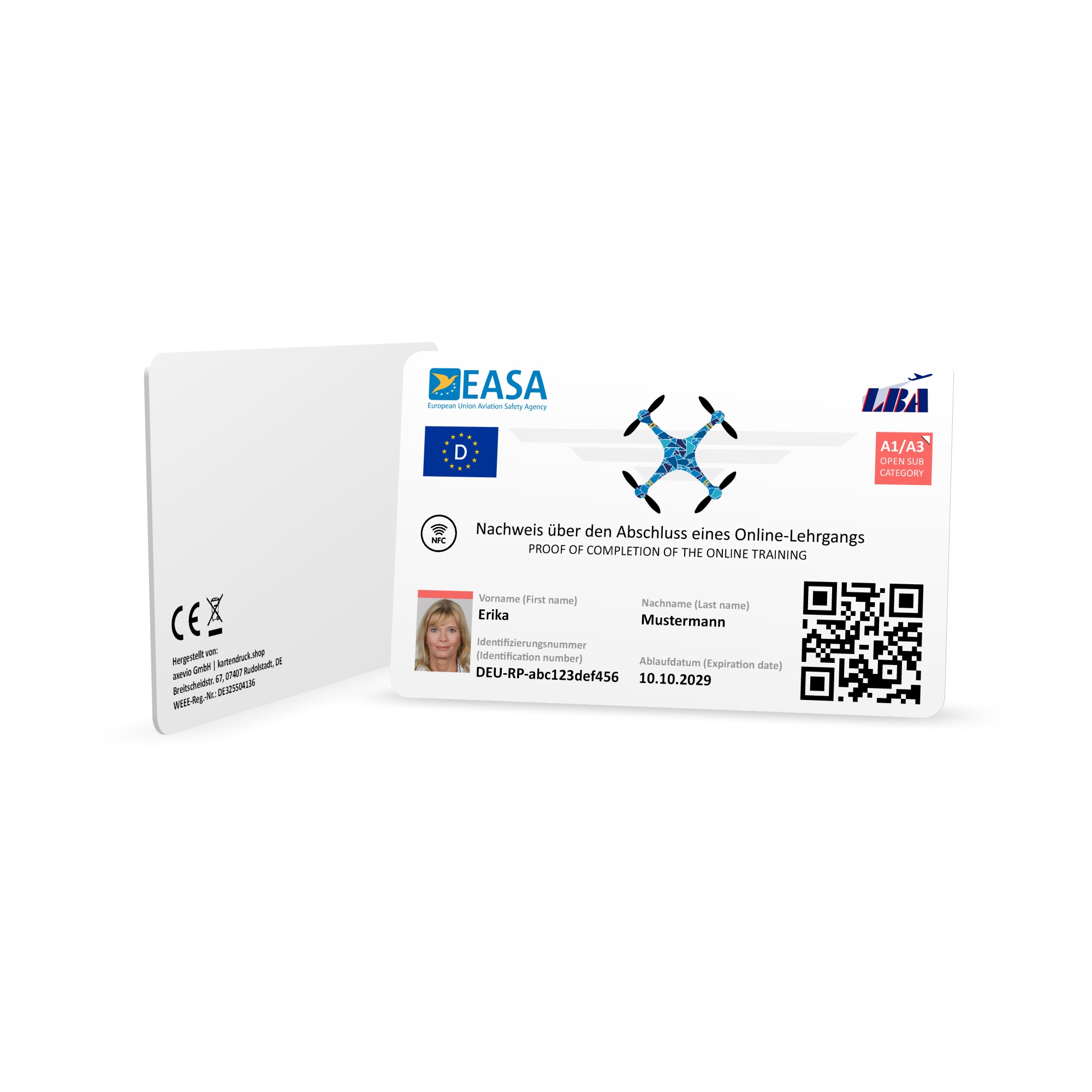 Weiße Smart-NFC Plastikkarte des EU-Drohnenführerscheins mit Foto im Scheckkartenformat (ISO 7810 ID-1), leicht schräg aufgestellt auf weißem Hintergrund. Zu sehen ist die bedruckte Vorderseite mit Inhaber-Daten, vergrößertem QR-Code und NFC-Symbol sowie…