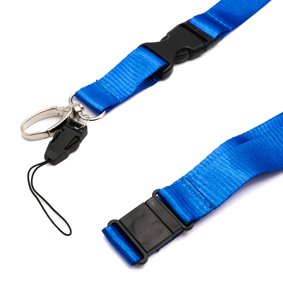 Detailaufnahme des blauen Flachband-Schlüsselbands auf weissem Hintergrund. Zu sehen sind der metallene Karabinerhaken mit Schlaufenschnur, eine schwarze Steckschnalle sowie der Nacken-Sicherheitsverschluss aus Kunststoff.