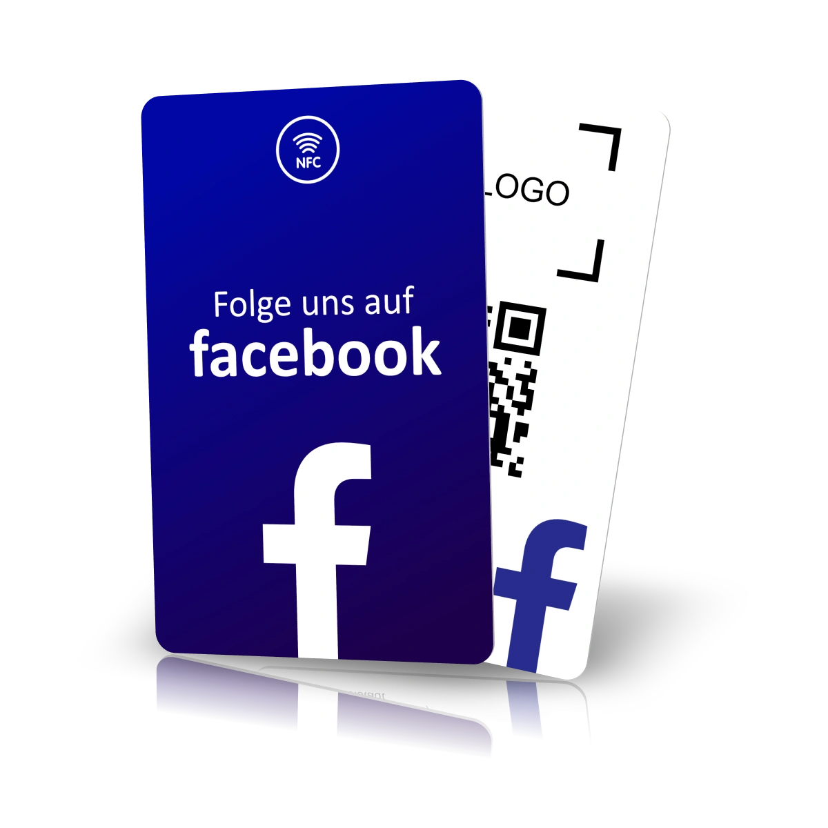 3D-Darstellung zweier NFC-Followkarten für Facebook: Im Vordergrund eine blaue Karte mit NFC-Symbol, Aufschrift «Folge uns auf facebook» und weissem Logo. Dahinter eine weisse Karte mit QR-Code und Logoplatzhalter.