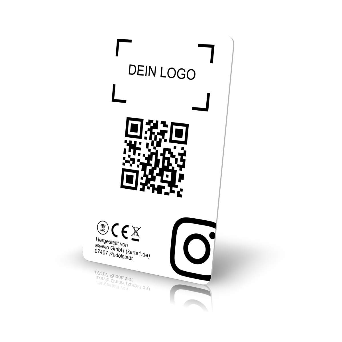 Die Rückseite einer aufrecht stehenden weissen Karte zeigt einen Platzhalter für ein Logo, einen QR-Code sowie Symbole für NFC und CE. Unten rechts ist der Umriss des Instagram-Logos vor schwarzem Hintergrund mit Spiegelung zu sehen.