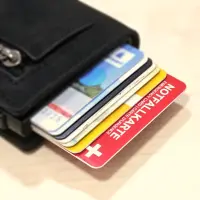 Fotografie der Notfallkarte in einem Smartwallet - klar erkennbar an dem roten Rahmen der Vorderseite.