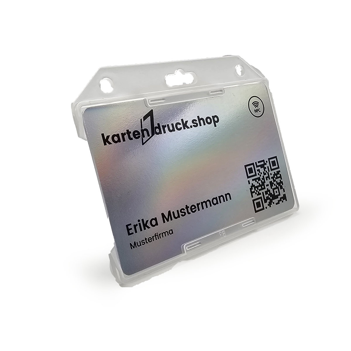 Gefrosteter, transparenter EVOHOLD Kartenhalter im Querformat mit einer eingeschobenen Musterkarte auf weissem Hintergrund. Am oberen Rand befinden sich Ausstanzungen zur Befestigung.