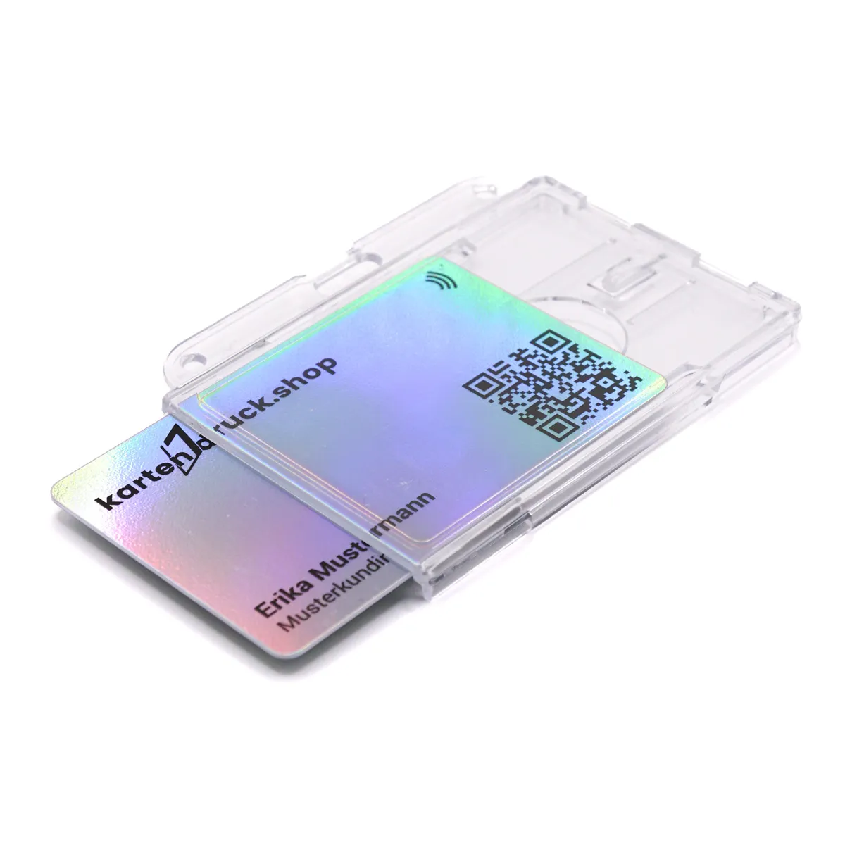 Ein transparenter horizontaler Ausweishalter liegt auf weissem Hintergrund. Eine metallisch schimmernde Musterkarte mit QR-Code und Namensaufdruck ist seitlich in die Hülle eingeschoben.