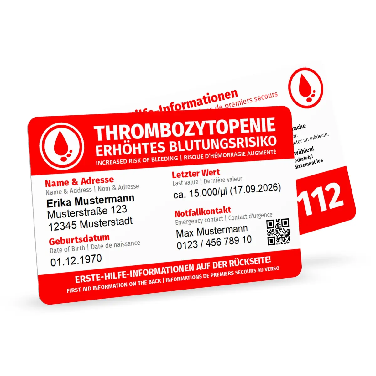 Zwei rot-weisse Notfallkarten für Thrombozytopenie vor weissem Hintergrund. Die vordere Karte zeigt den Hinweis auf ein erhöhtes Blutungsrisiko, persönliche Daten, den letzten Thrombozytenwert, einen Notfallkontakt sowie einen QR-Code, während die Rückse…