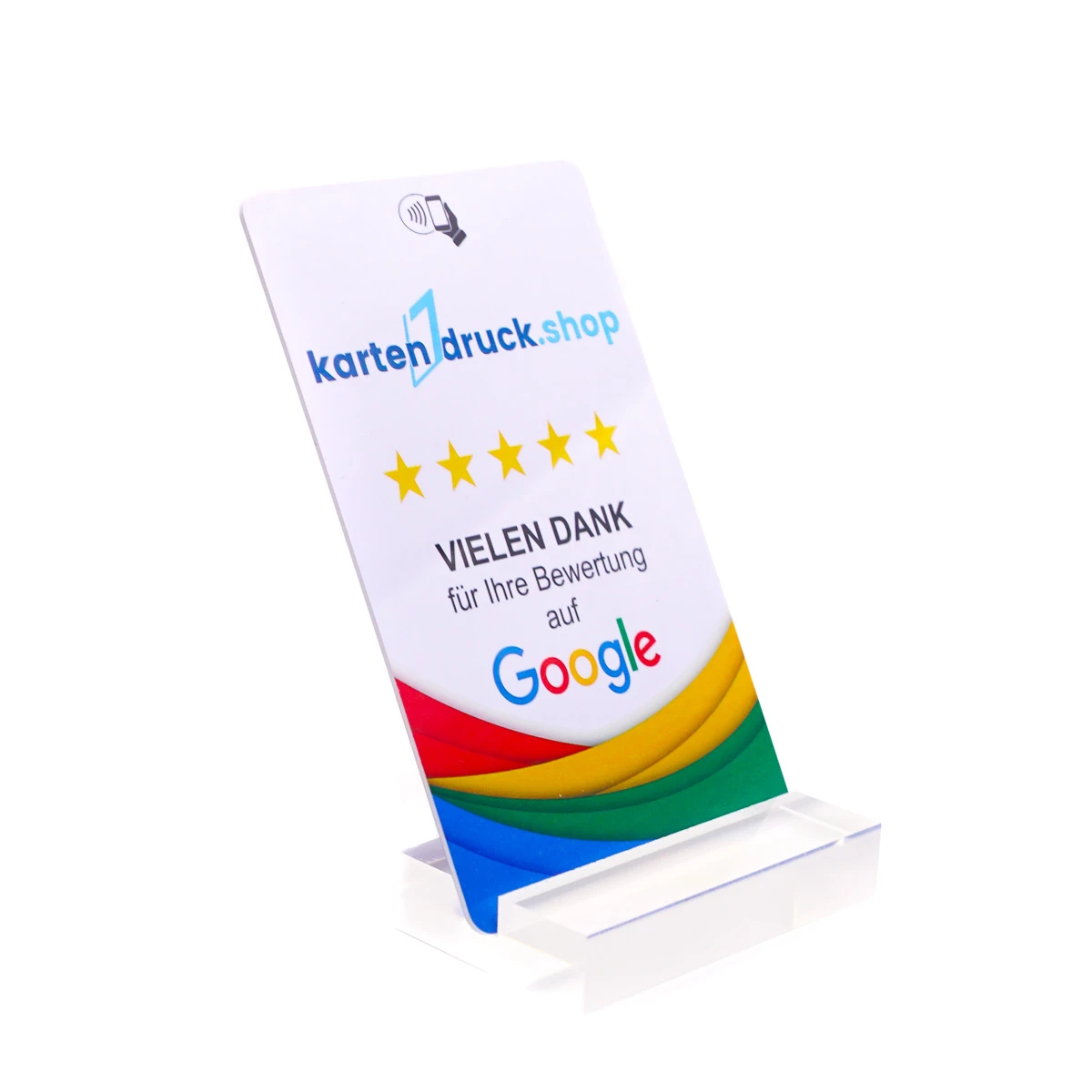 Ein kleiner, glasklarer Kartenaufsteller aus Acryl auf weißem Hintergrund, in dem eine bedruckte Plastikkarte im Hochformat leicht nach hinten geneigt steht.