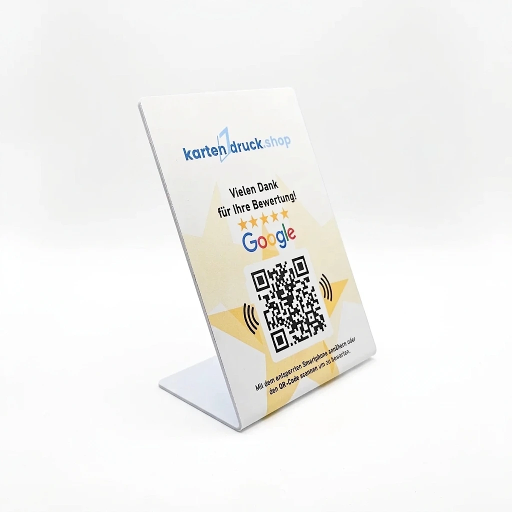 Ein weisser L-förmiger PVC-Tischaufsteller im Format DIN A6 mit Aufdruck für Google-Bewertungen, QR-Code und NFC-Hinweis vor weissem Hintergrund.